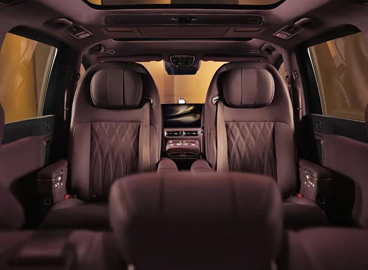 头等舱体验，智界V9实力出圈智界V9是鸿蒙智行旗舰MPV，兼顾家用与商务，颜值、