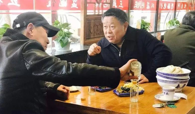 山东68岁退休领导喝酒40年，总结出的“白酒单”，全是廉价酒，网友：白当领导了
