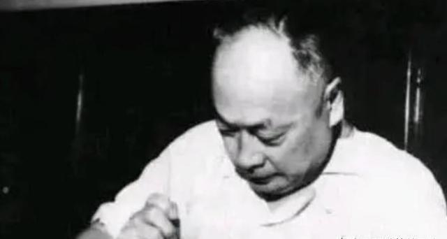 1969年，党的九大之后，许世友当选为政治局委员，而陈毅却只是中央委员，被排除在