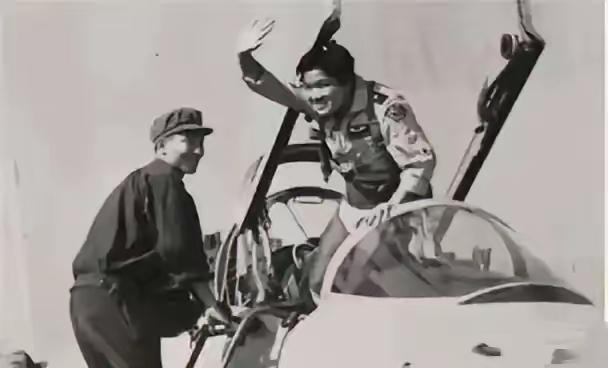 1982年台起义飞行员黄植诚与空姐马红结婚时合影，马红1990年借故赴美未归，保
