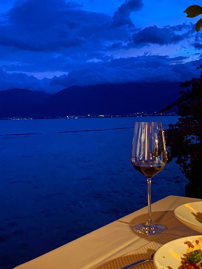 “人高兴时 心脏会分泌一种缩氨酸荷尔蒙 会杀死95%的癌细胞 所以你的心态价值百