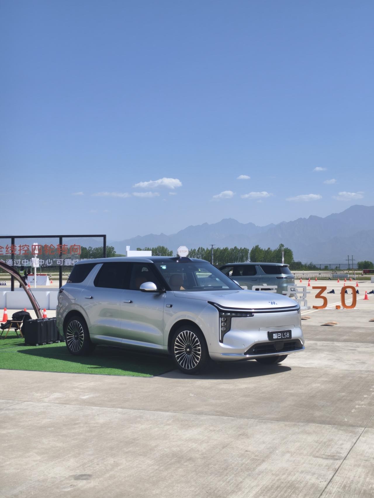 今天也在西安试了智己LS8，必须说，这车在打破过去人们对“大车”的恐惧！
以前开