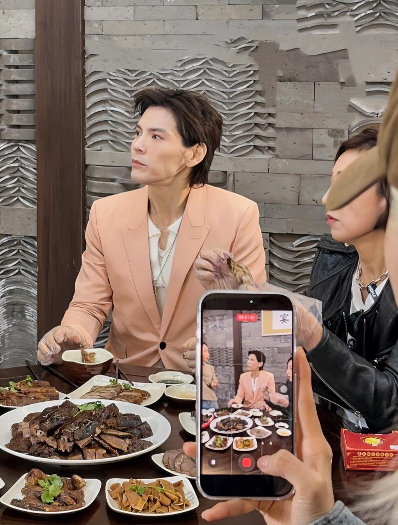 突然觉得他一直很努力很敬业啊，只是总红不了，难怪他爸爸都说了，除了自己的儿子，其