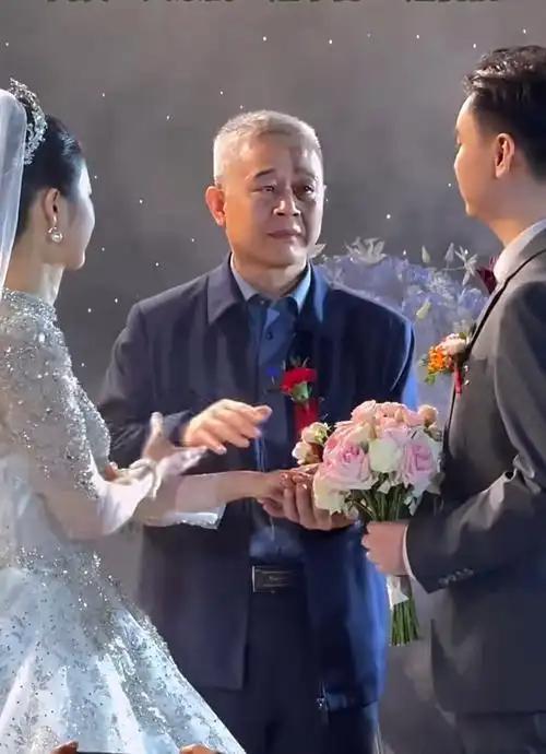 泪光中的祝福

女儿出嫁这天，会场温馨又浪漫，可爸爸却红了眼眶。他望着身着白纱的