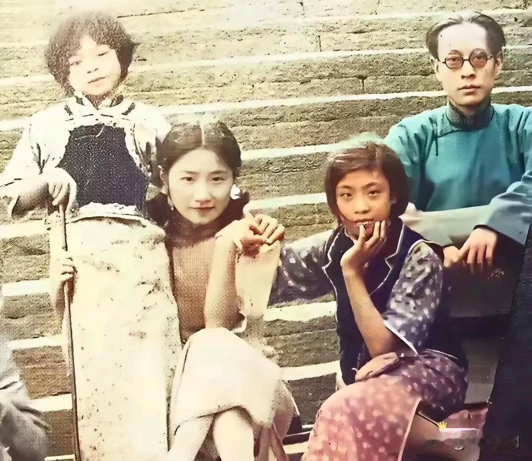 扎着两条辫子的陆小曼，肤白气质清纯，算是美女一枚了。
