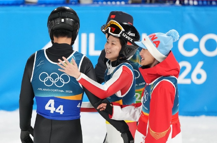 米兰冬奥会跳台滑雪混合团体比赛中，中国队的曾坪、宋祺武、刘奇、赵嘉文四人在团体比