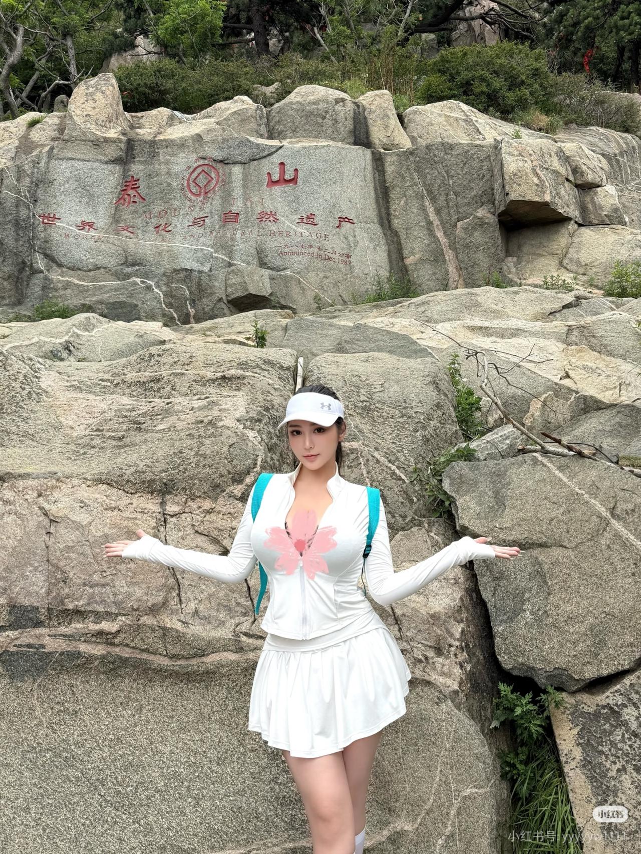 佩服美女的体力，泰山那么陡峭、巍峨，还要负重登山，厉害👍！
但换个思路一想：这