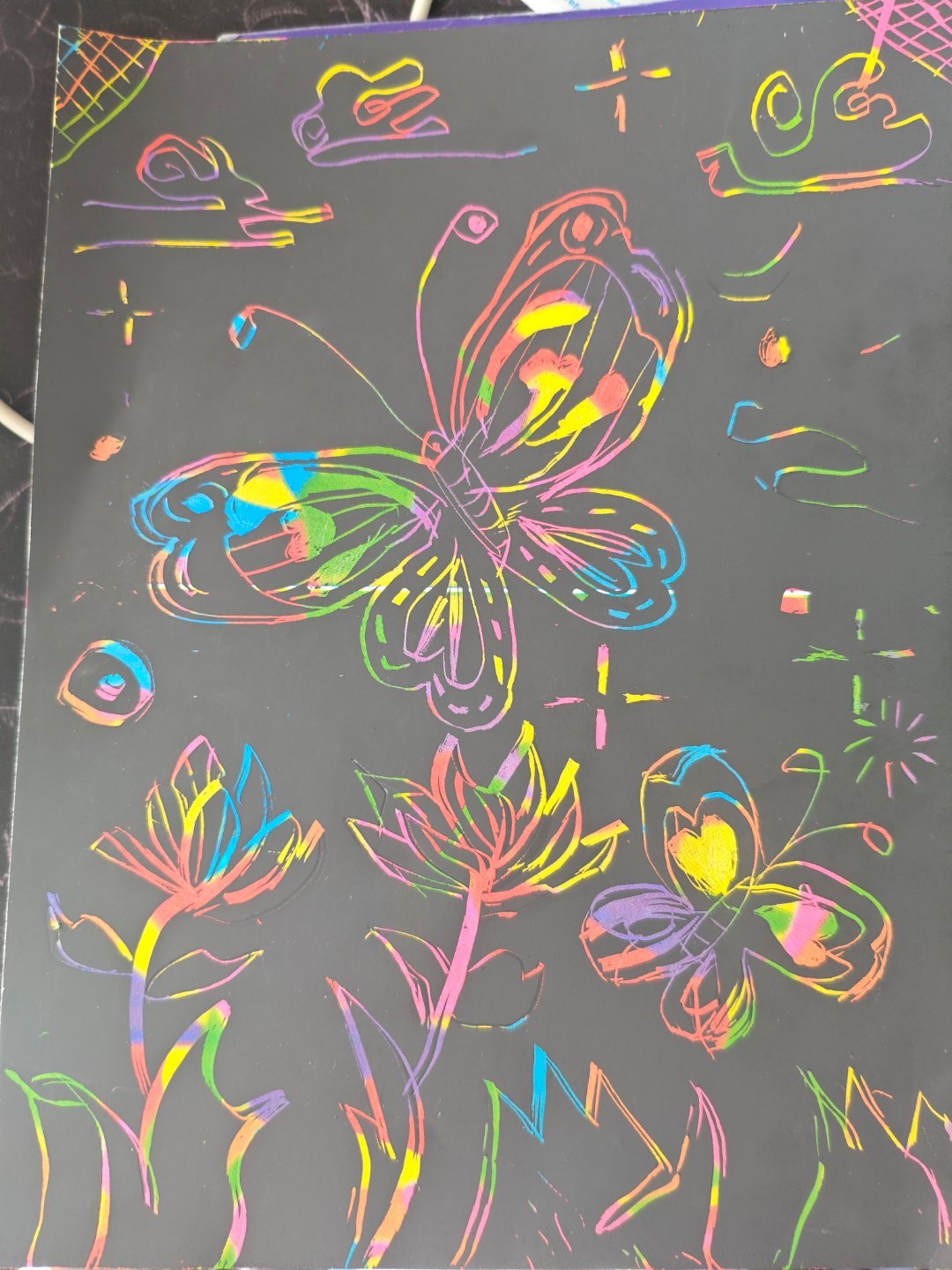 每日绘画打卡，今天用绘画刮画画了一幅画，主体是蝴蝶🦋，不过这次是无参考盲画，用