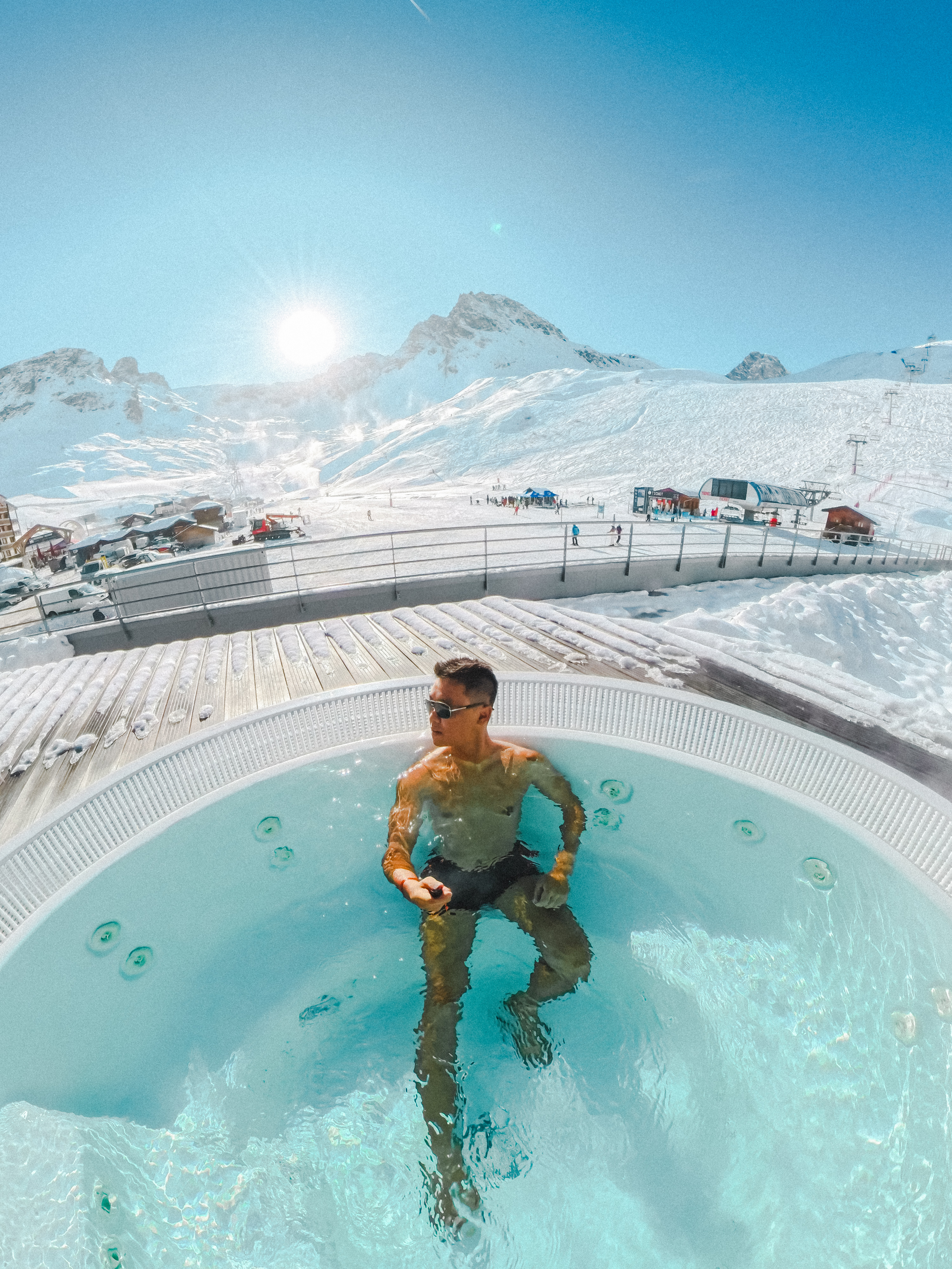 我终于在阿尔卑斯山脚下，🏔拍到了「人生照片」 🖼快乐四选一，兄弟们帮忙挑一张