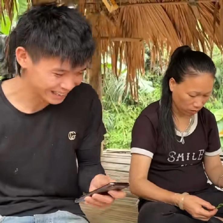 小潘和小秋在越南给小叔盖房子，现在也没有外包，就小舅子一个人在那砌砖，有一个大师