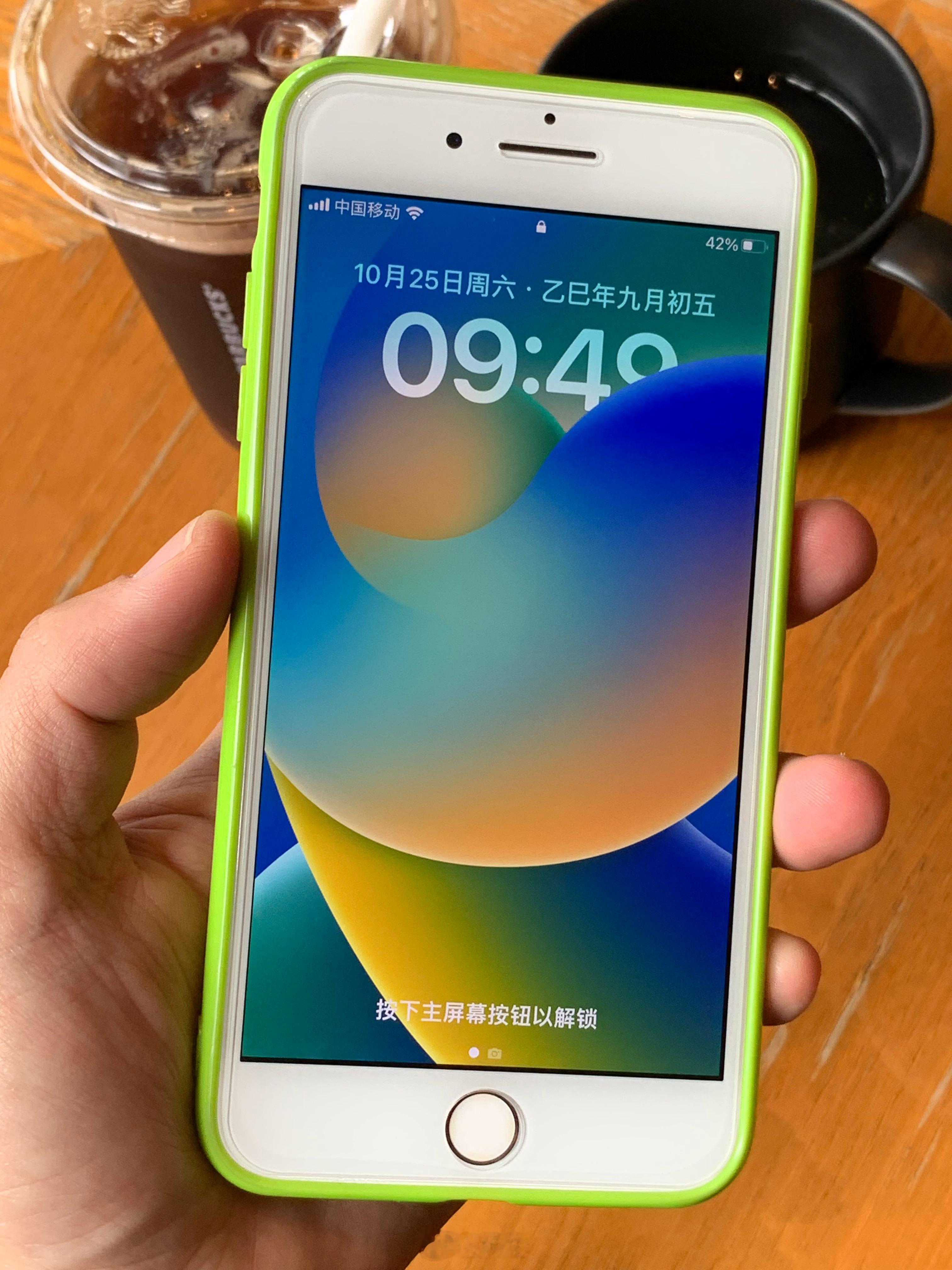 每天早睡早起喝冰美式刷微博看好看的小姐姐研究home键iPhone。 ​​​