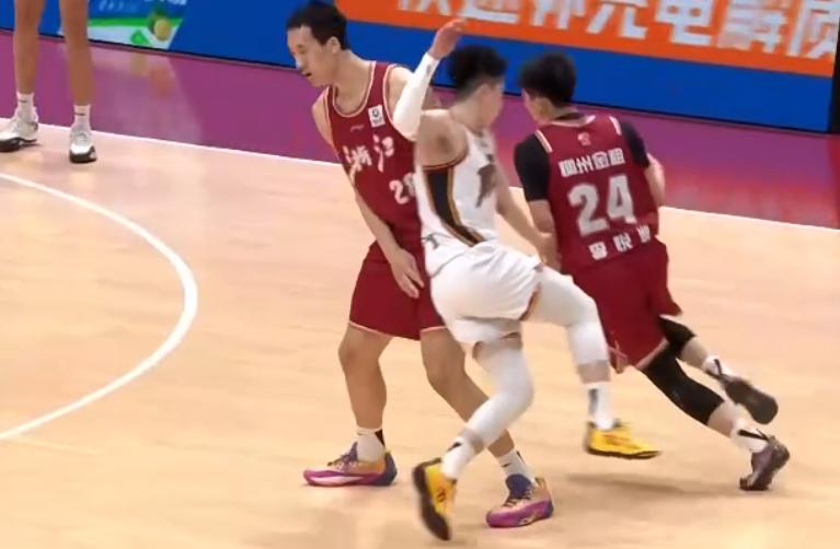 约翰逊18+10+5，摩尔空砍25分，浙江稠州男篮大胜吉林25分！北京时间202