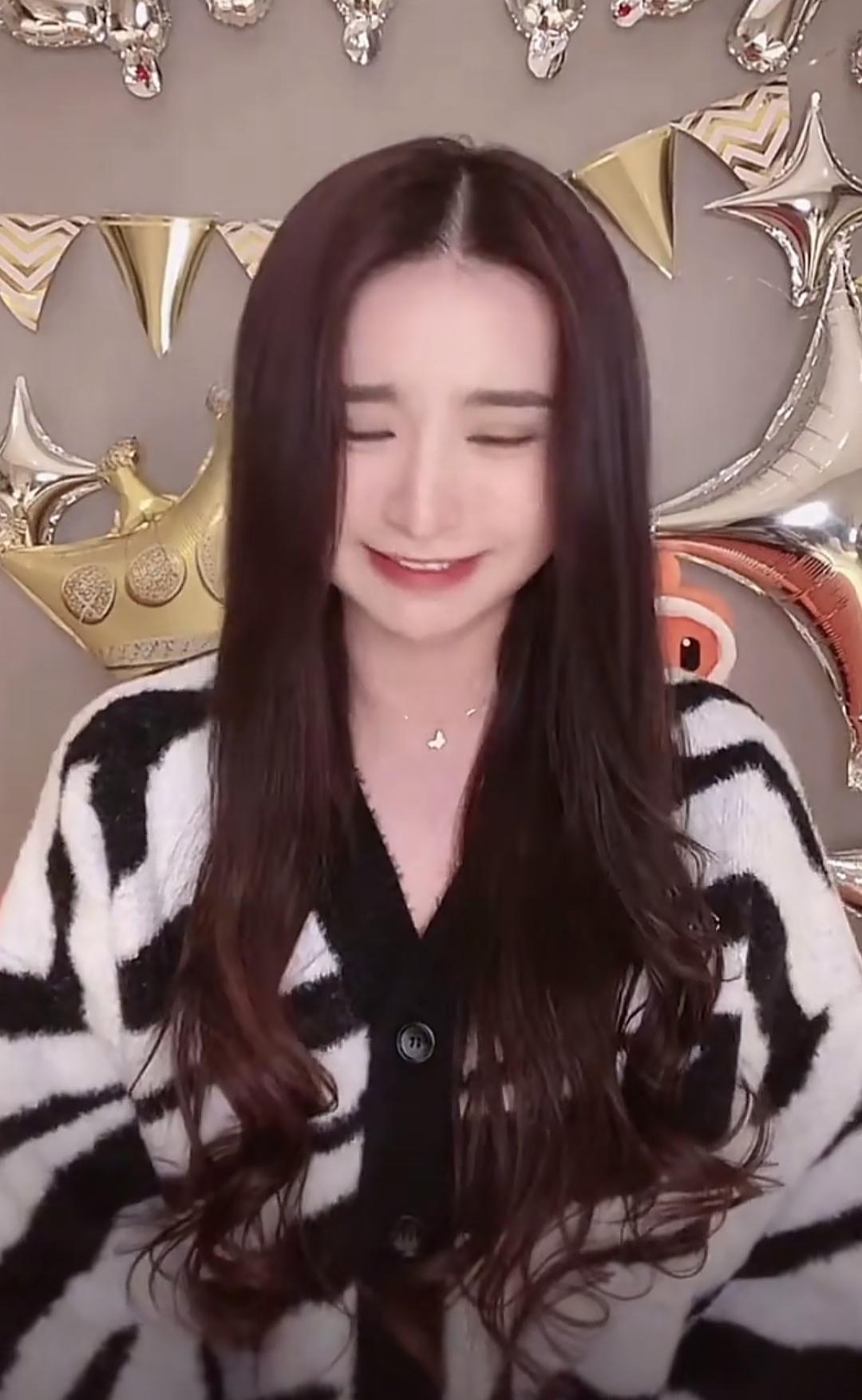 金子涵直播自曝，
脸上被注射四五十针，
还说不服从就会头痛，
引发粉丝对经纪公司