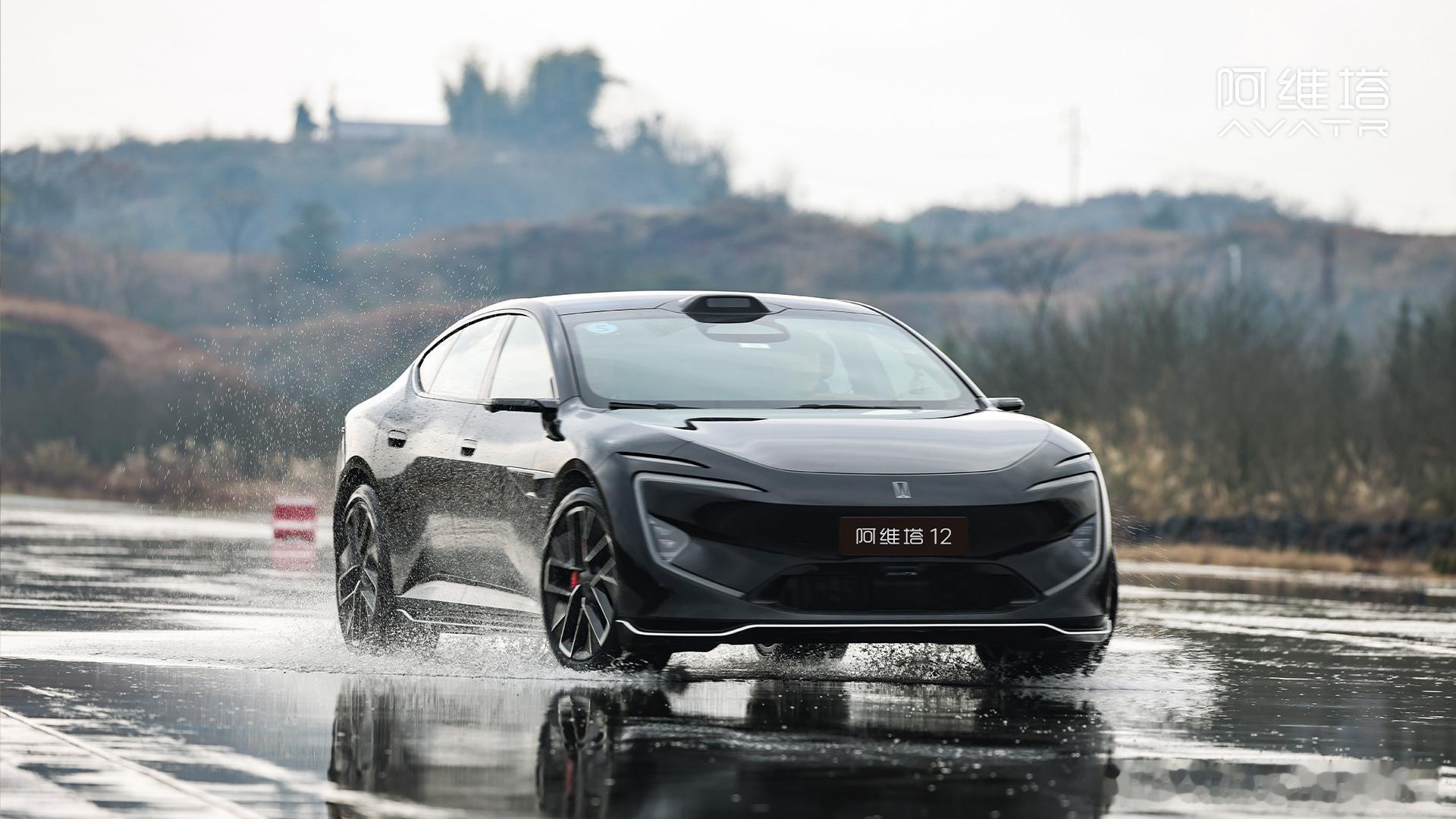 新款阿维塔12很快就要和大家见面了，外观上一个很明显的变化，就是头顶多了一颗激光