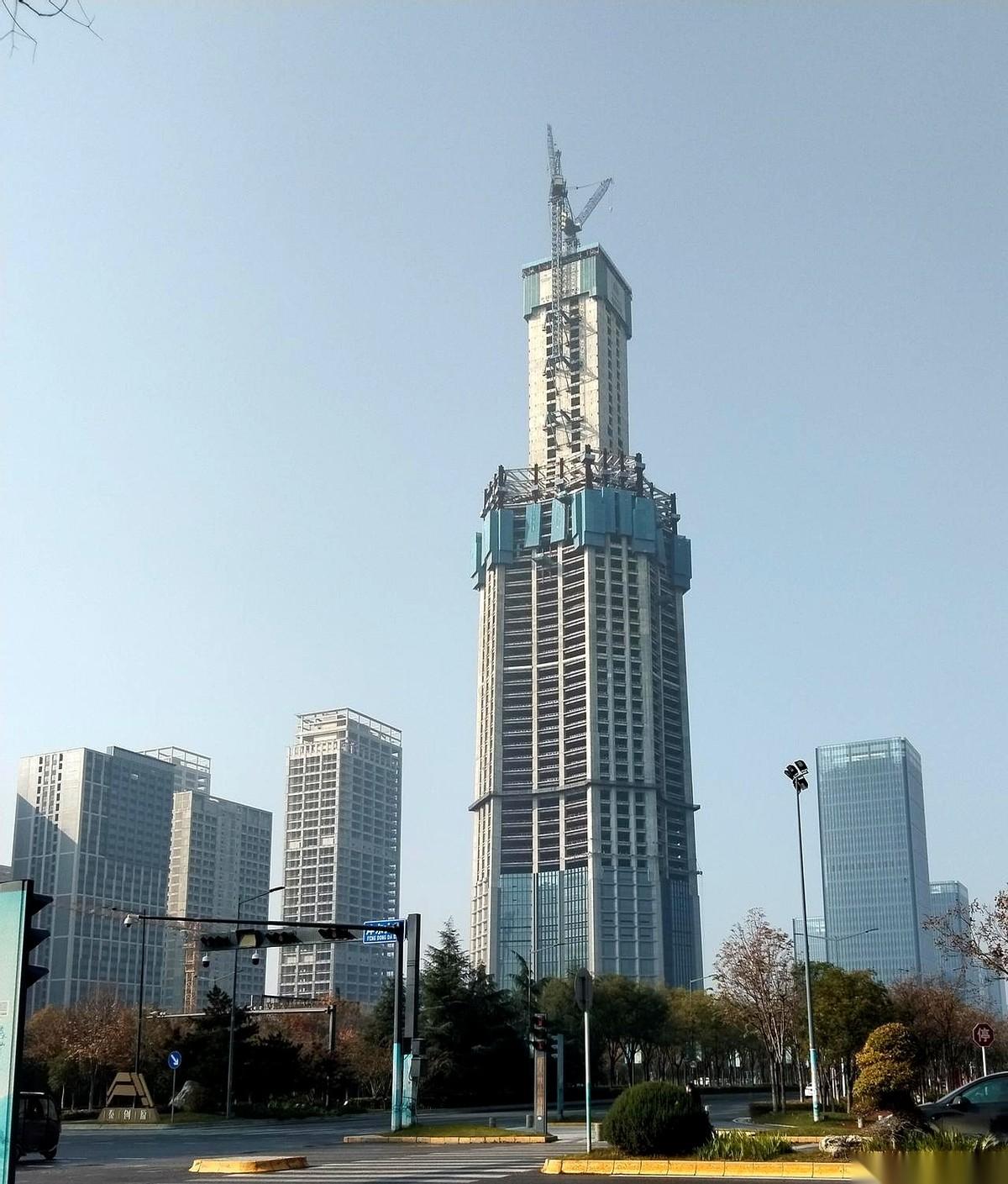 西安有几座塔，戳在那儿，像几根拔不掉的刺。
一个是丝路之塔，名字起得天一样大，要