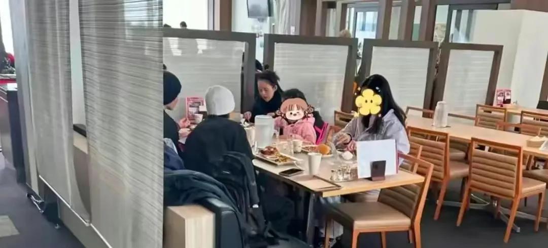 44岁的章子怡真的有点老了，发现她和汪峰离婚后，才有一些不在状态的感觉。近日，有