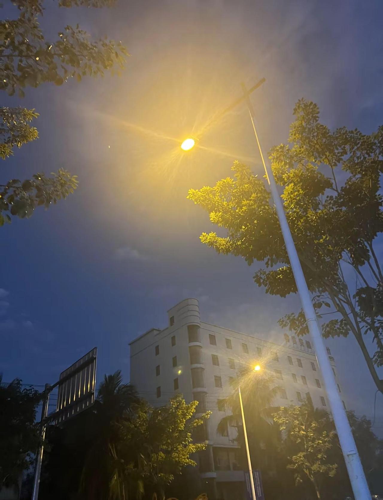 骗10岁的女孩儿，你得用糖；骗20岁的女孩儿，你得用花儿；骗30岁的女人，你得用