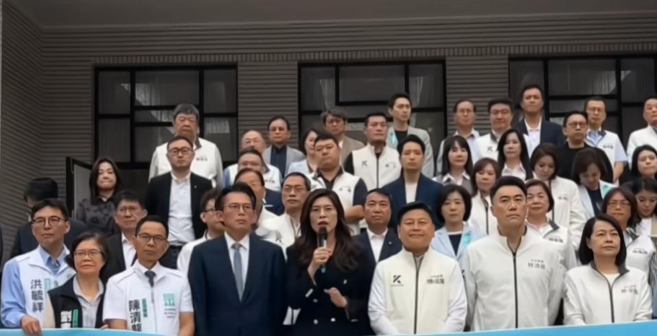 台湾民意机构今天下午通过特别军事预算后，国民党和民众党非常有默契的，集中了全体党