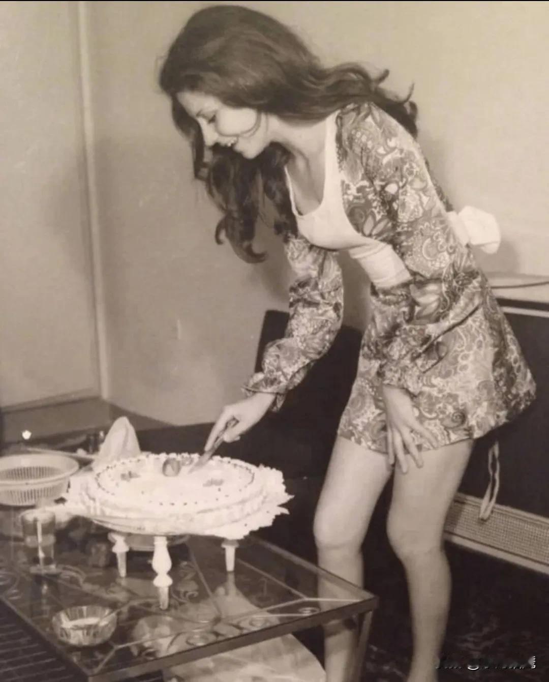这张照片拍摄于 1971 年的德黑兰。照片中的女孩名叫西玛，她刚刚被伊朗航空聘用