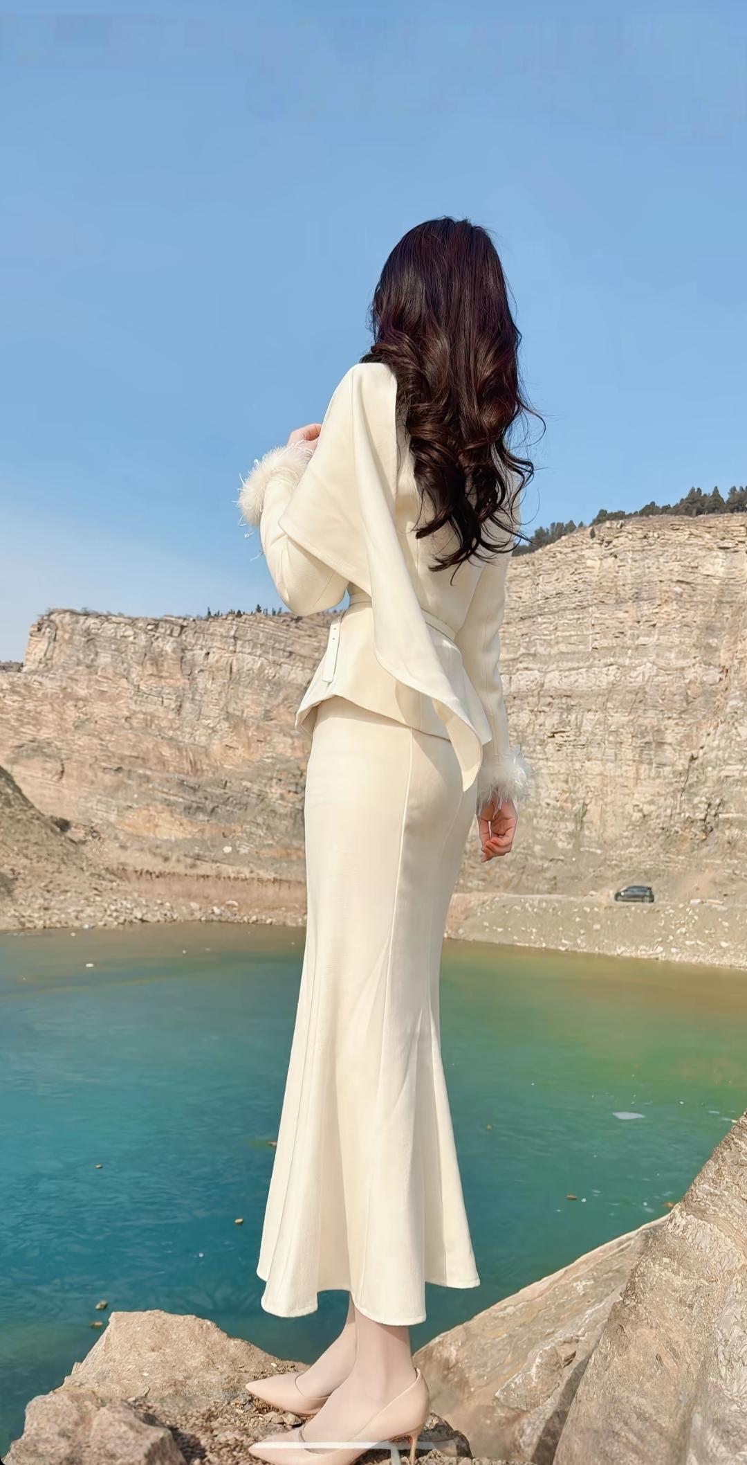 优雅白裙，湖边漫步，自在时光