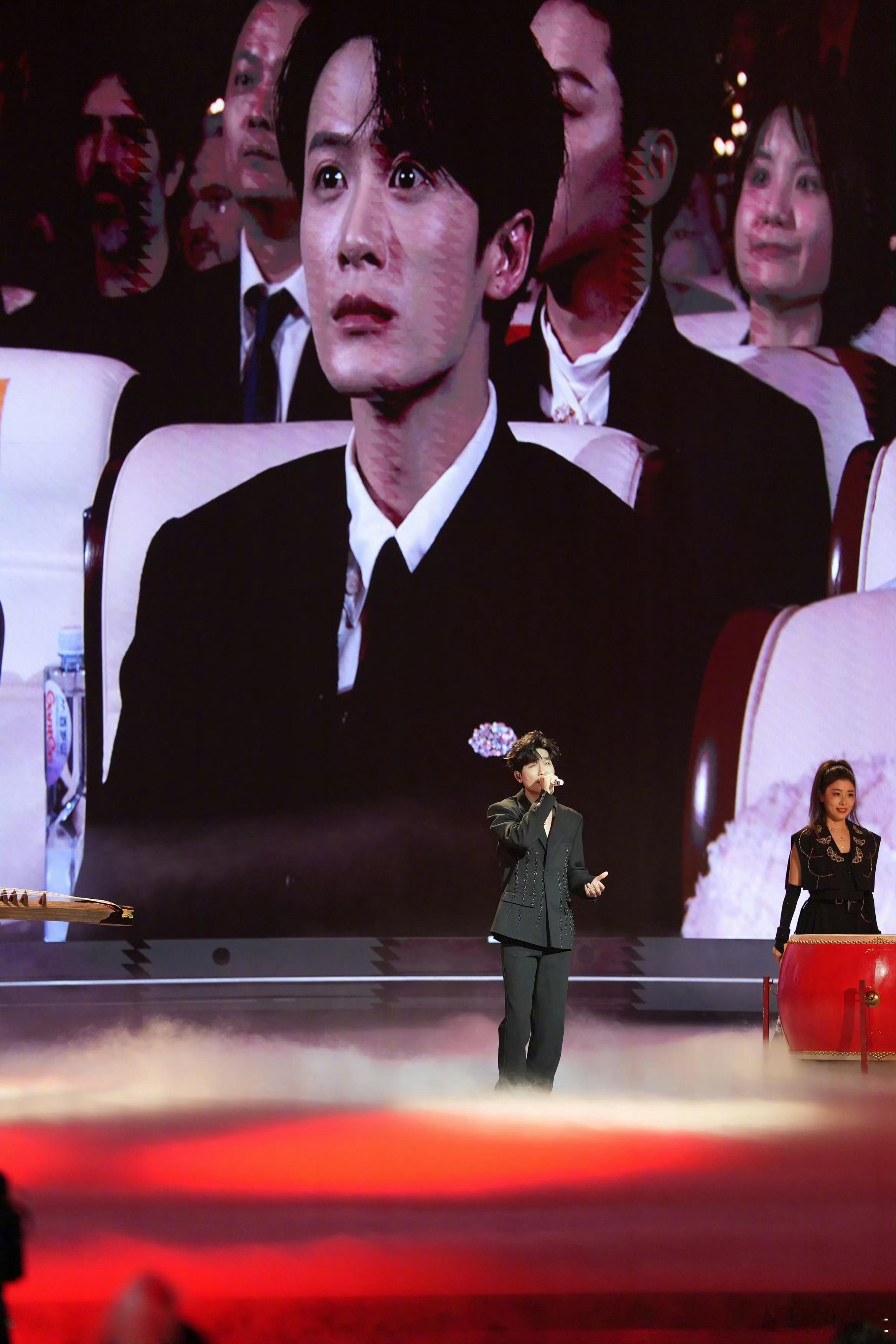 这个新华社拍的大屏上的健次也太萌了😣😣😣 