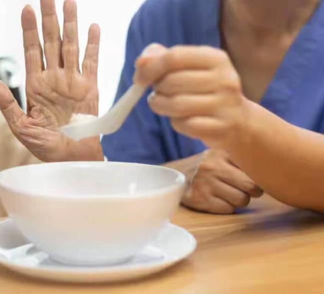 吉林，一个保姆，喂86岁老人吃饭，老人因为吞咽不当被呛住，意外离世，老人子女当场