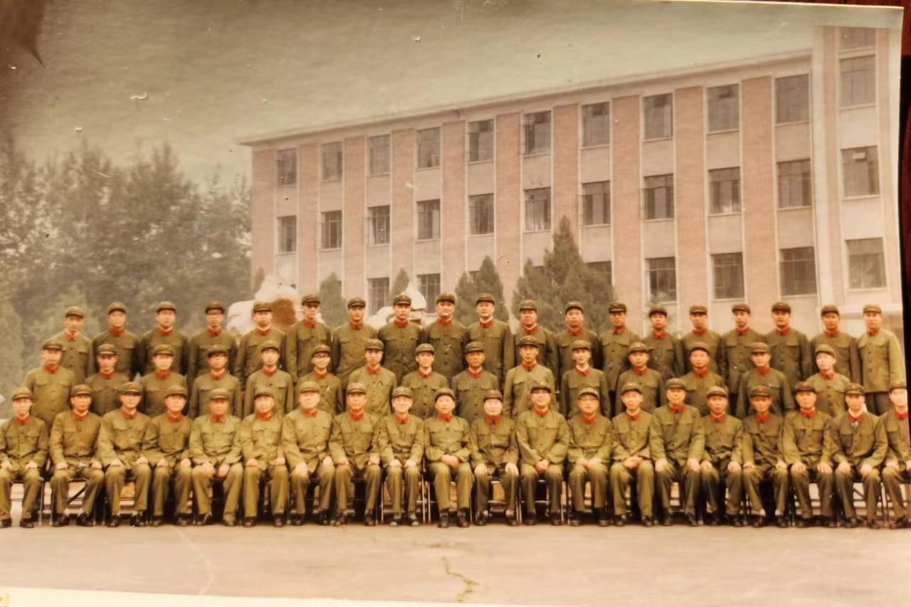 发一张老照片，1984年上半年，杨得志总参谋长接见27军领导和机关团以上干部，4