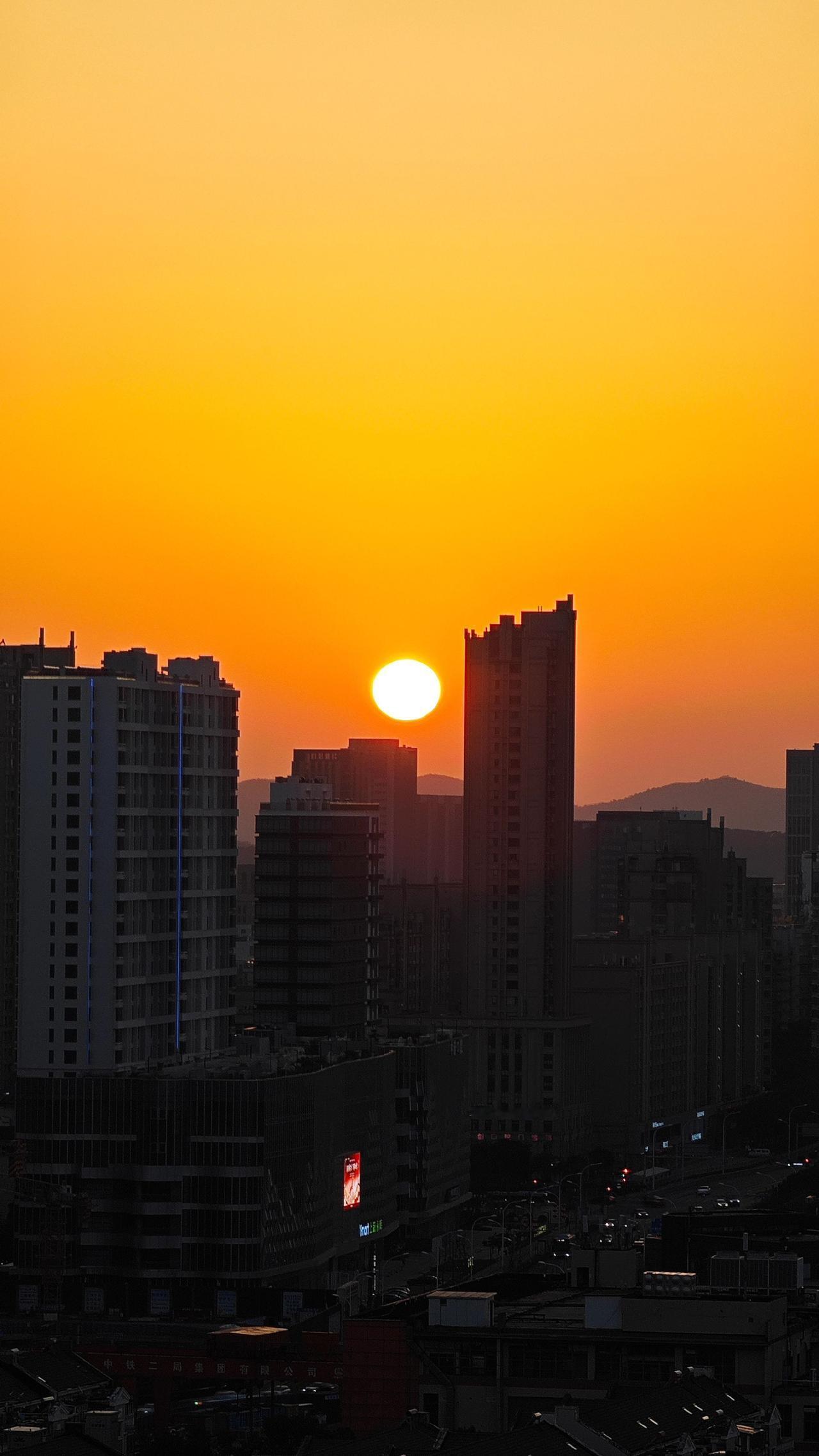 夕阳西下，断肠人在滨湖