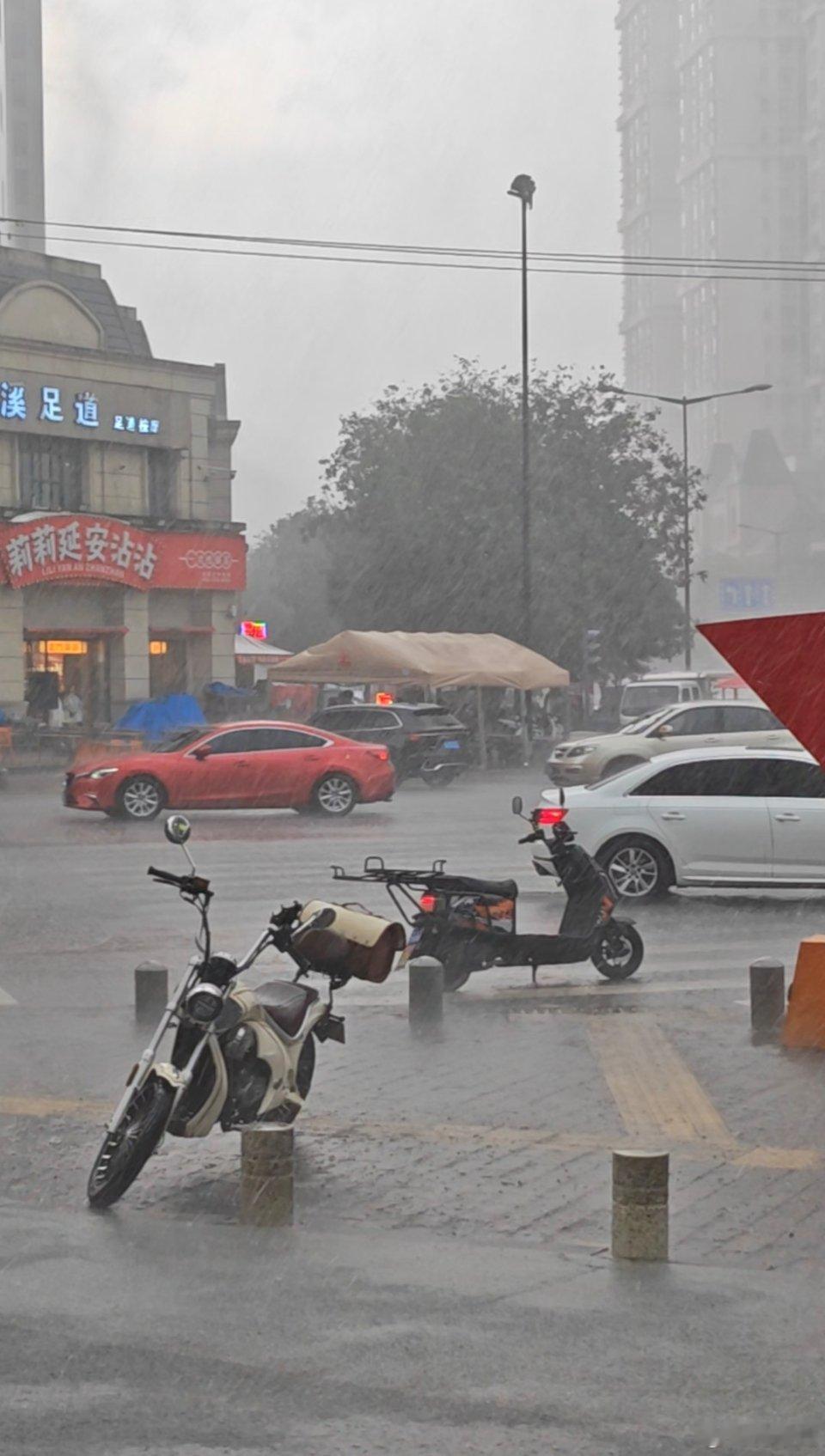 台风巴威位置今天下午西安突然就下暴雨了，雨特别大、风特别大。明天和后天预报有雨，