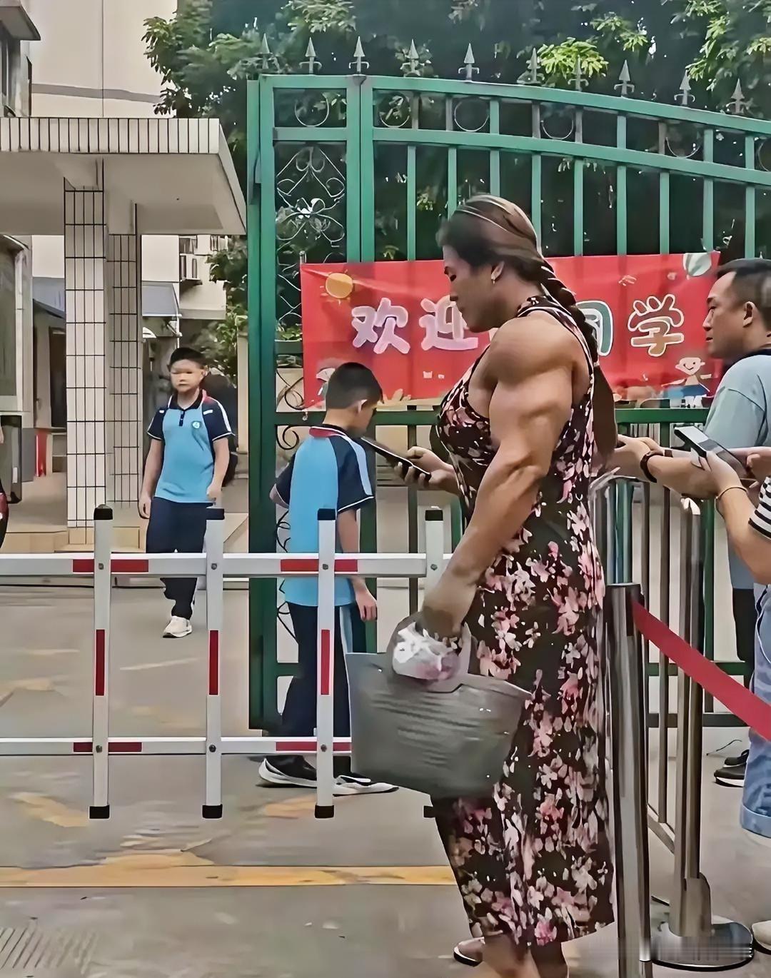校门口接娃，家长一只粗壮结实的手臂看呆众人！全网破防：分不清男女

这张照片在家