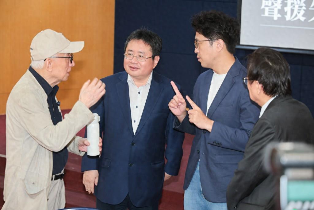 曹兴诚跟沈伯洋同台炮轰蒋万安，侯汉廷：把台湾民众智商踩在地上

在去年台湾大罢免