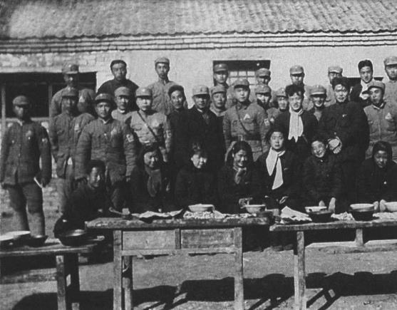 北平学生战地移动剧团(穿黑制服者)与抗日军人合影。前排左四为张瑞芳，左五为张楠，