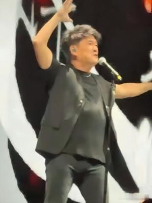 64岁周华健四肢细肚子大，皮肤松弛皱纹多，热情与女粉丝合影超暖 ​​​