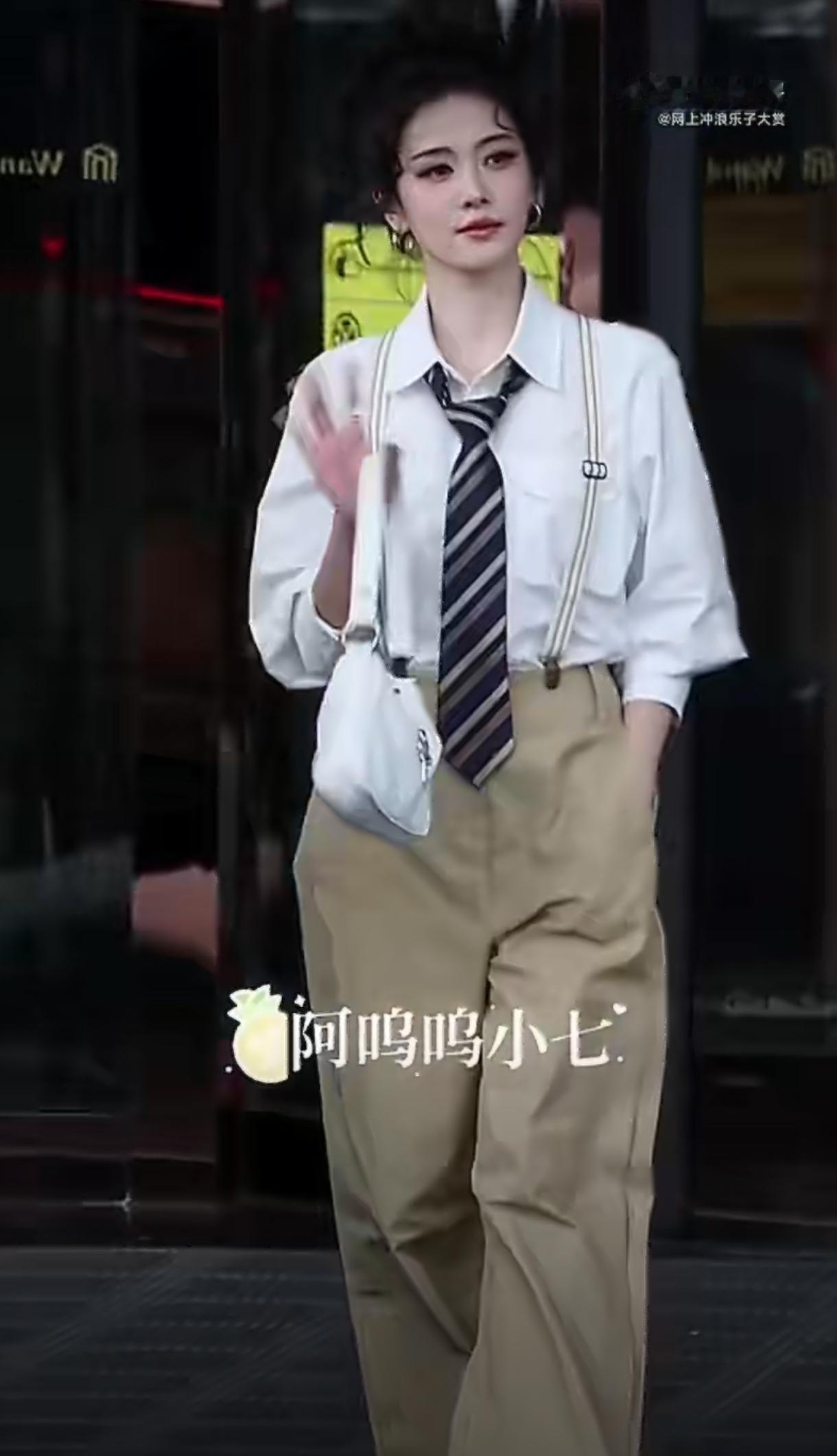 白鹿奔跑吧本次最后一次录制上班路透来啦！一身领带搭配背带裤造型清爽又帅气，随性插
