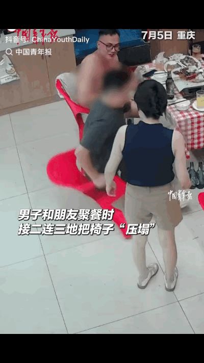 “笑不活了！”重庆，四人在烧烤店聚餐时，正吃的开心时，其中一人连人带椅直接摔倒在