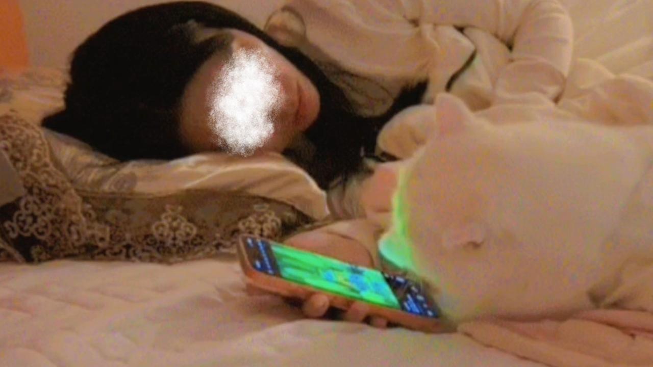 哈哈，这个故事真的很有趣！猫咪刷视频的画面想想就觉得可爱又神奇。现在的猫咪确实越