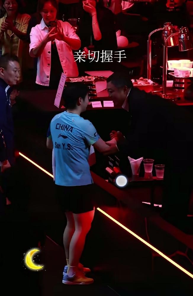 孙颖莎赢了球，却像个受了委屈的孩子，一路小跑冲向看台上的刘国梁。
 
你没看错，