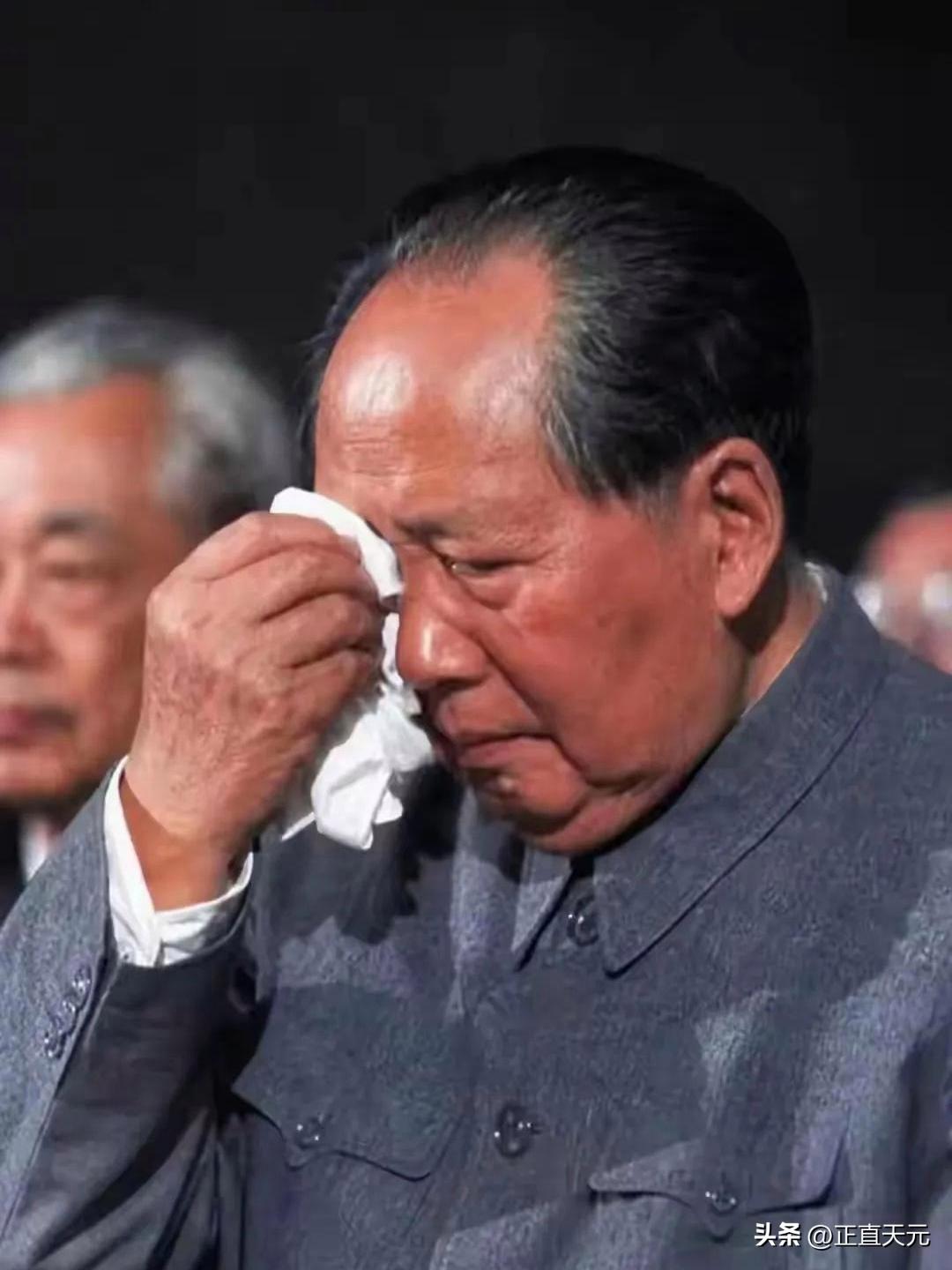 伟人落泪，皆是心系苍生。
有着钢铁一般意志的他，亦会流下滚烫的泪水。
这份眼泪从