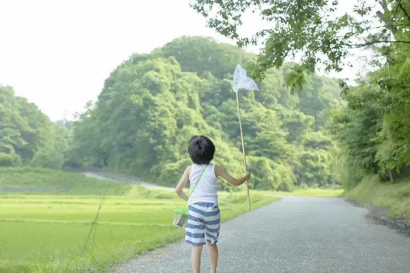 不踏出家门，永远都无法知晓自己的能力。我想要表达的是，如果不舍得孩子离开家，就不