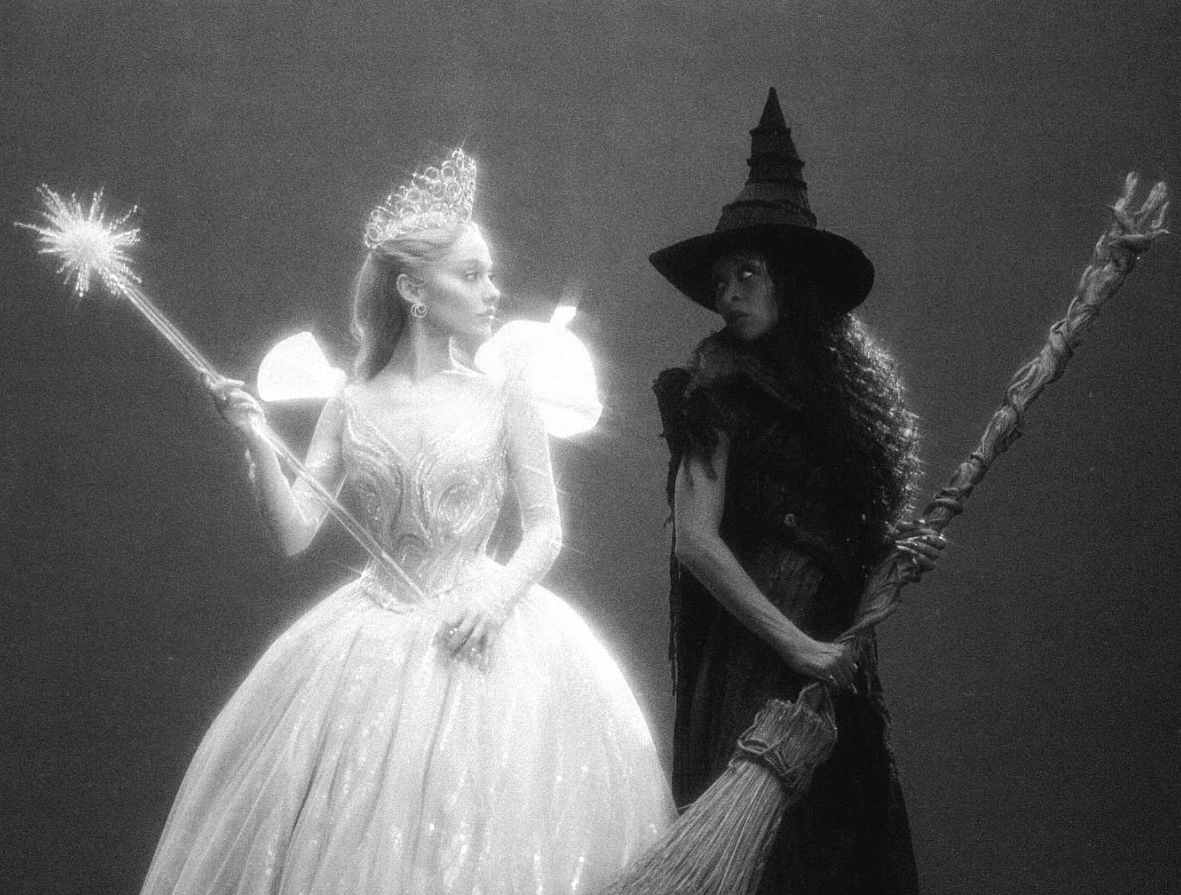 魔法坏女巫2北美上映倒计时100天，A妹Ariana Grande曝光一张新剧照