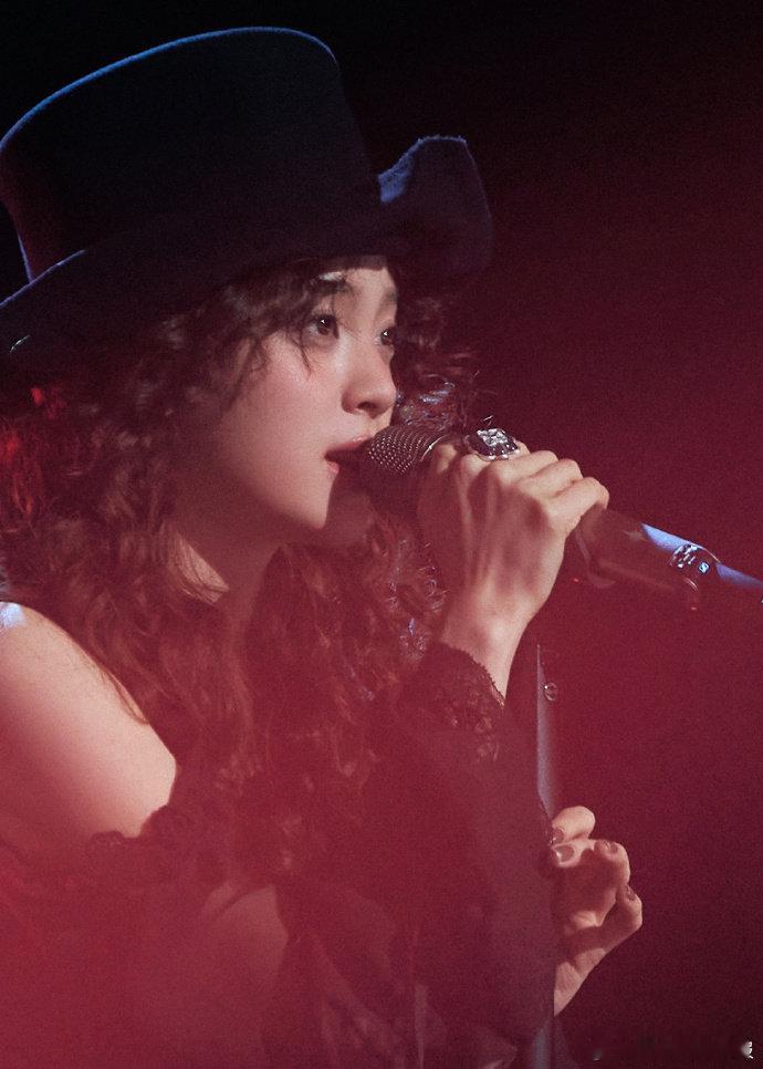 欧阳娜娜把歌唱好还要把水端平谁的 DNA 动了！欧阳娜娜唱《轻轻》的时候，甜到我