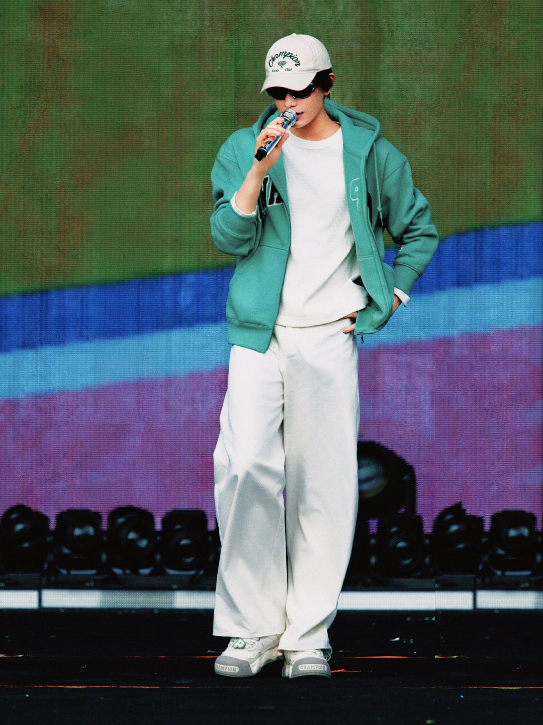 丁禹兮的冠军海棠OOTD 谁懂这组路透的含金量！海棠绿卫衣温柔抬气色，面包鞋自带