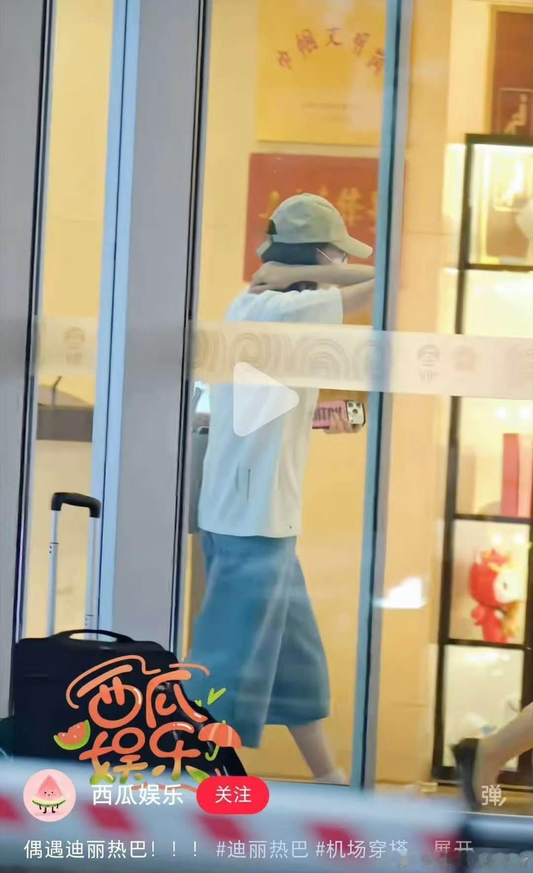 迪丽热巴换了手机壳迪丽热巴换的新手机壳迪丽热巴换的新手机壳 好有个性 