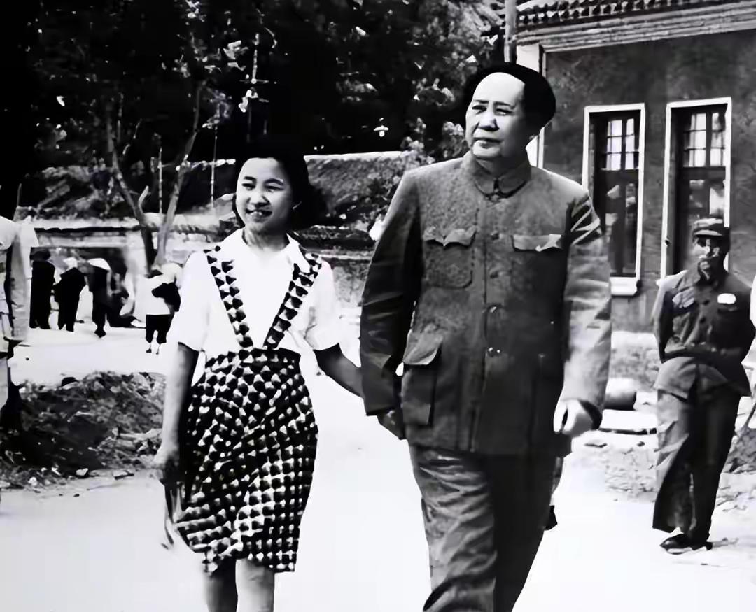 这是毛主席牵着女儿李讷步行时的老照片，父女俩的感情真的很好。

李讷是毛主席最小