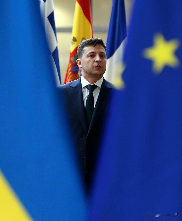 很多人一谈起泽连斯基，总是下意识的认为他是西方傀儡，这么想就太小看政治家了。
石