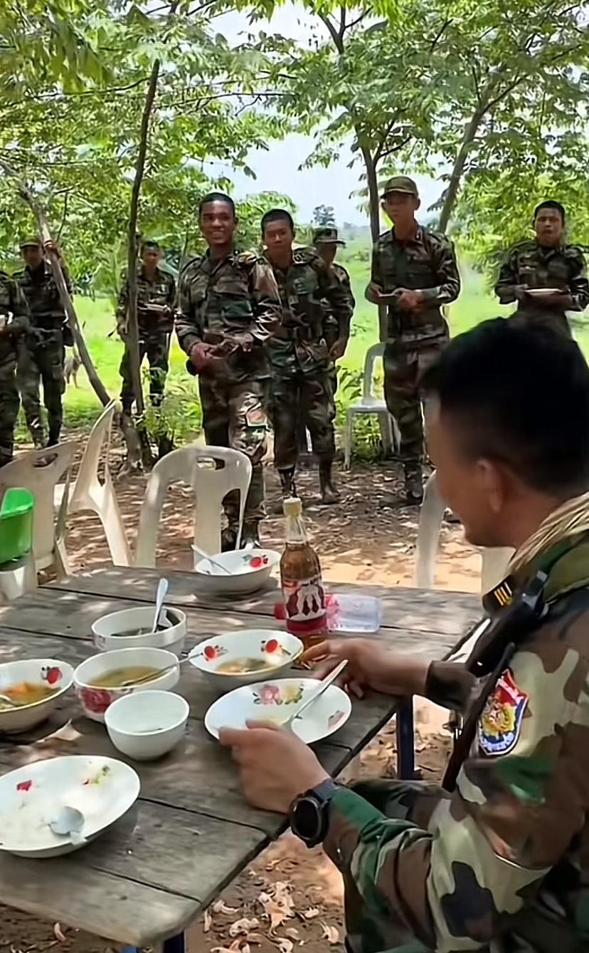 柬埔寨军人打仗太不严肃，吃个饭还要仪式感，这哪是打仗，分明就像出去野炊，个个都是