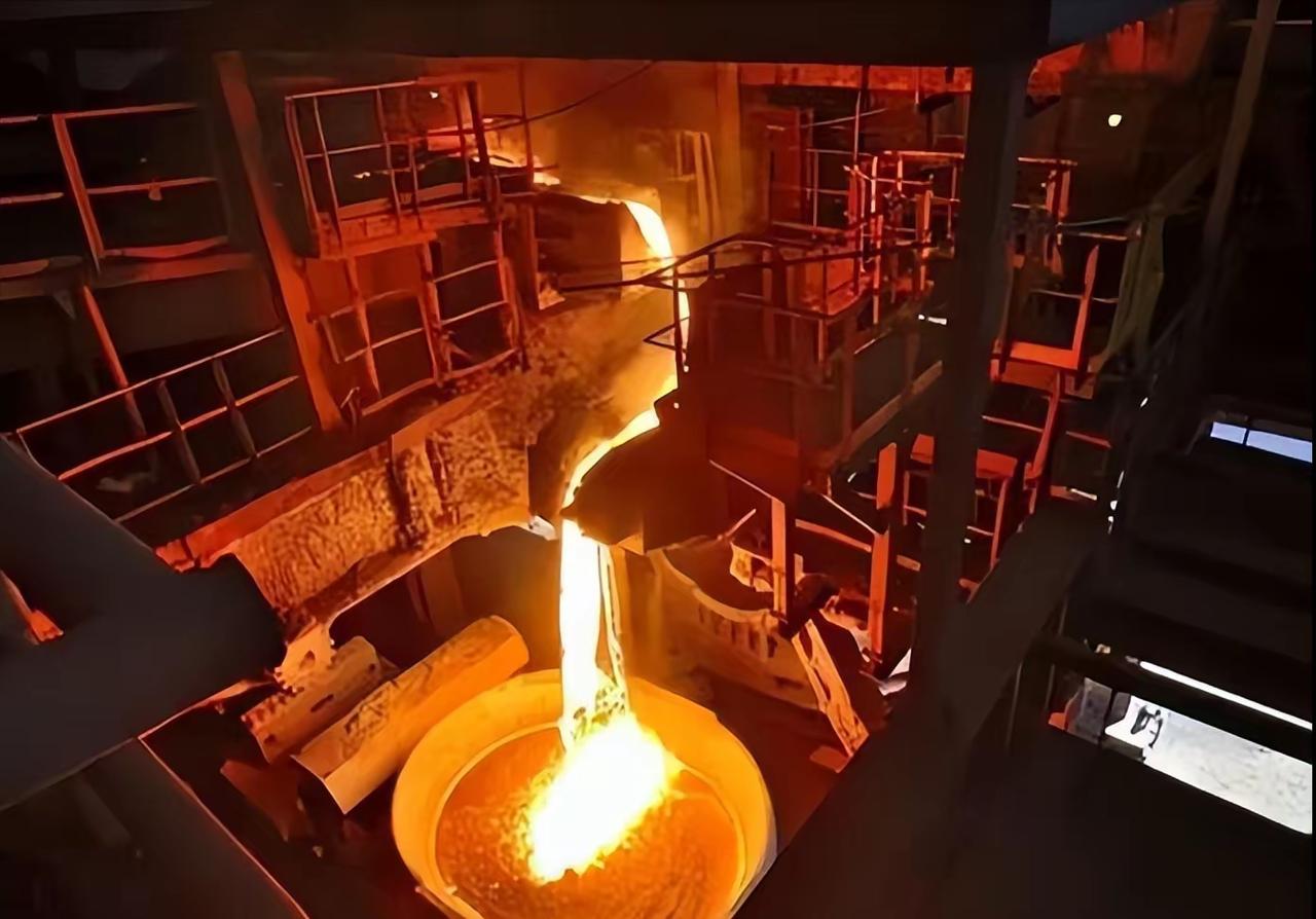 2022年，一名25岁的瑞士电工失足掉进了一个720°C的熔炉，熔化的金属瞬间没