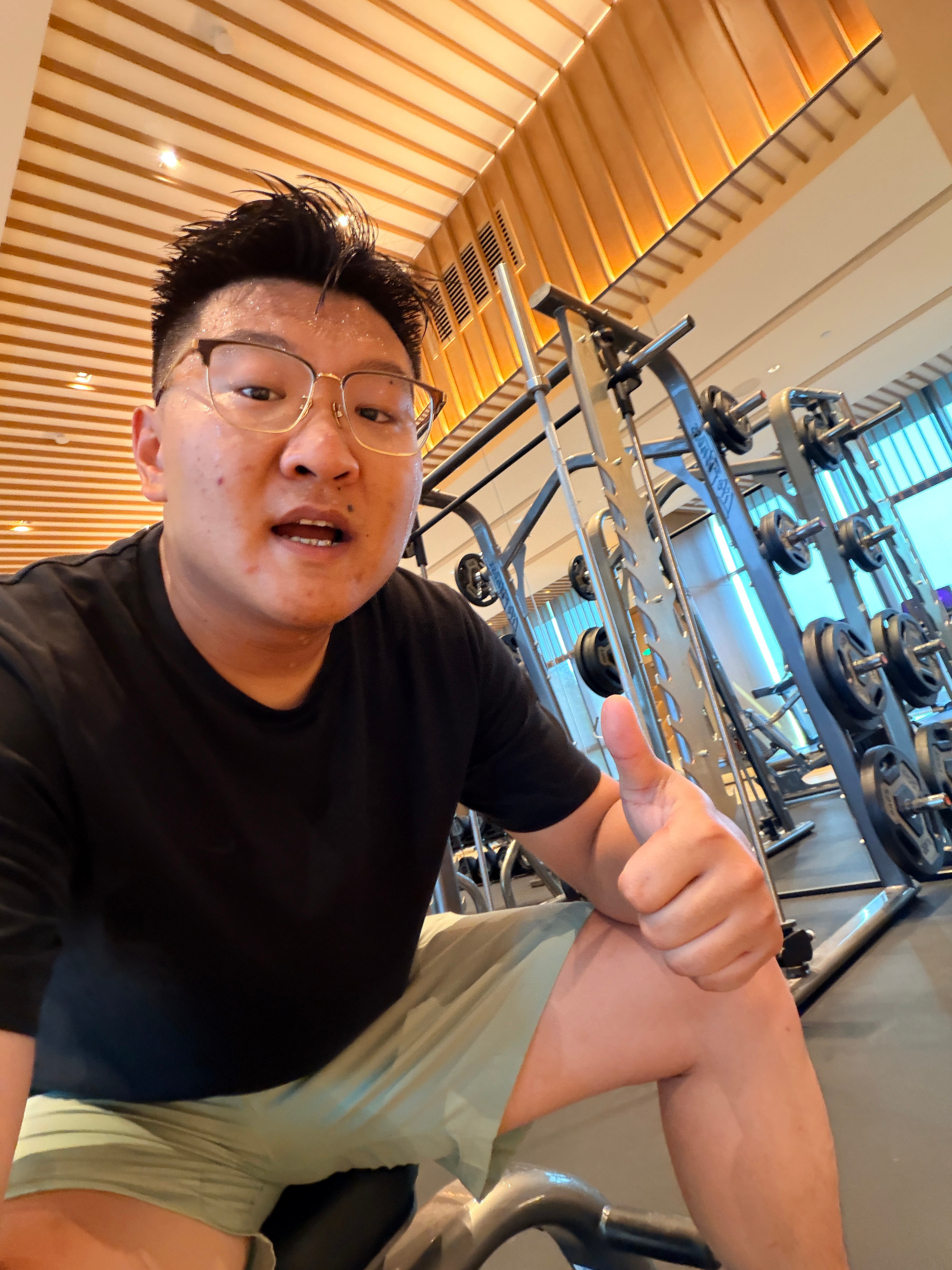 只要是出差，酒店健身房必干他俩小时，一个小时力量，25分钟爬坡，20分钟慢跑，出