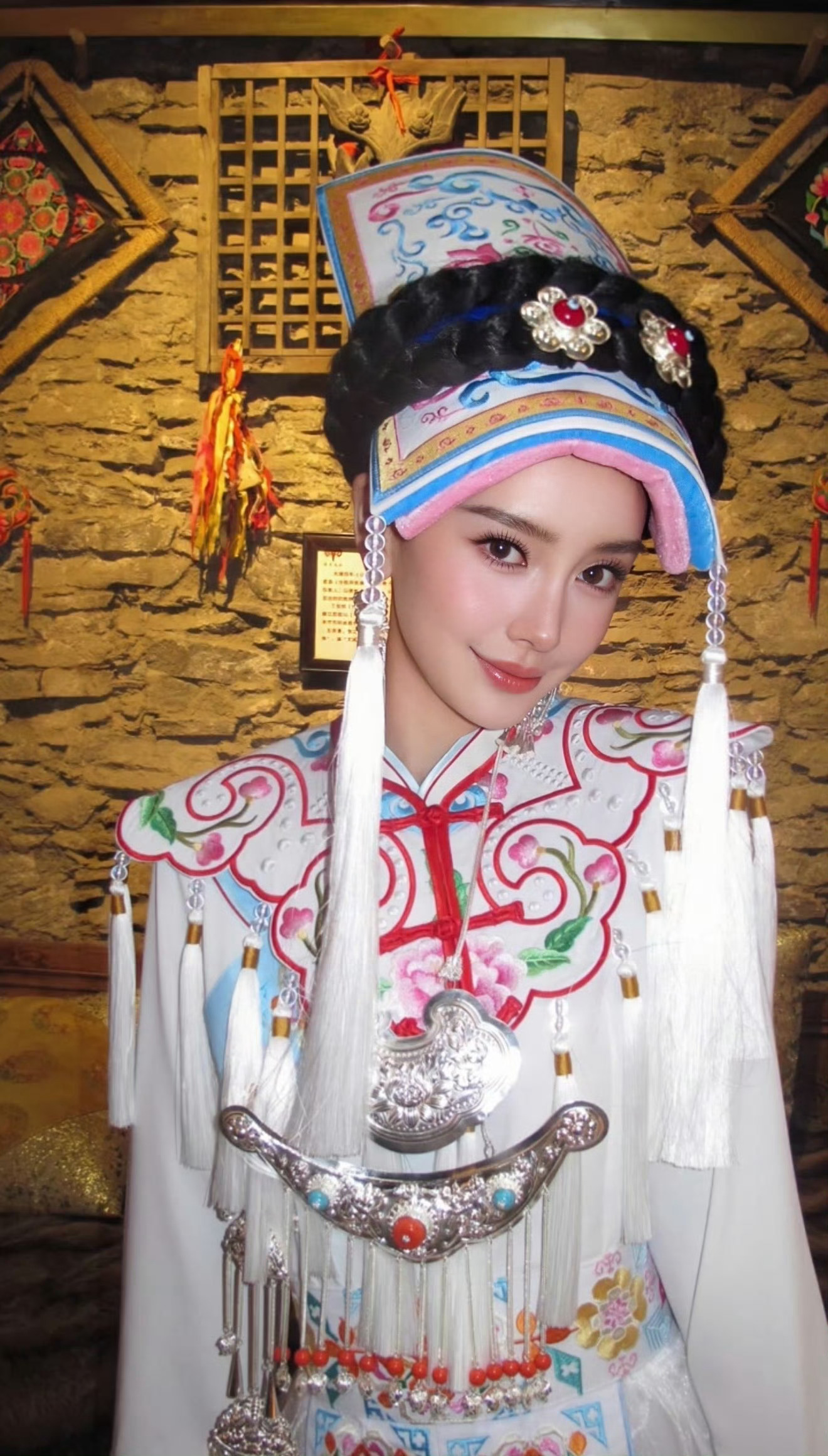 Angelababy羌族服饰ccd大片 此女的脸还能再战10年