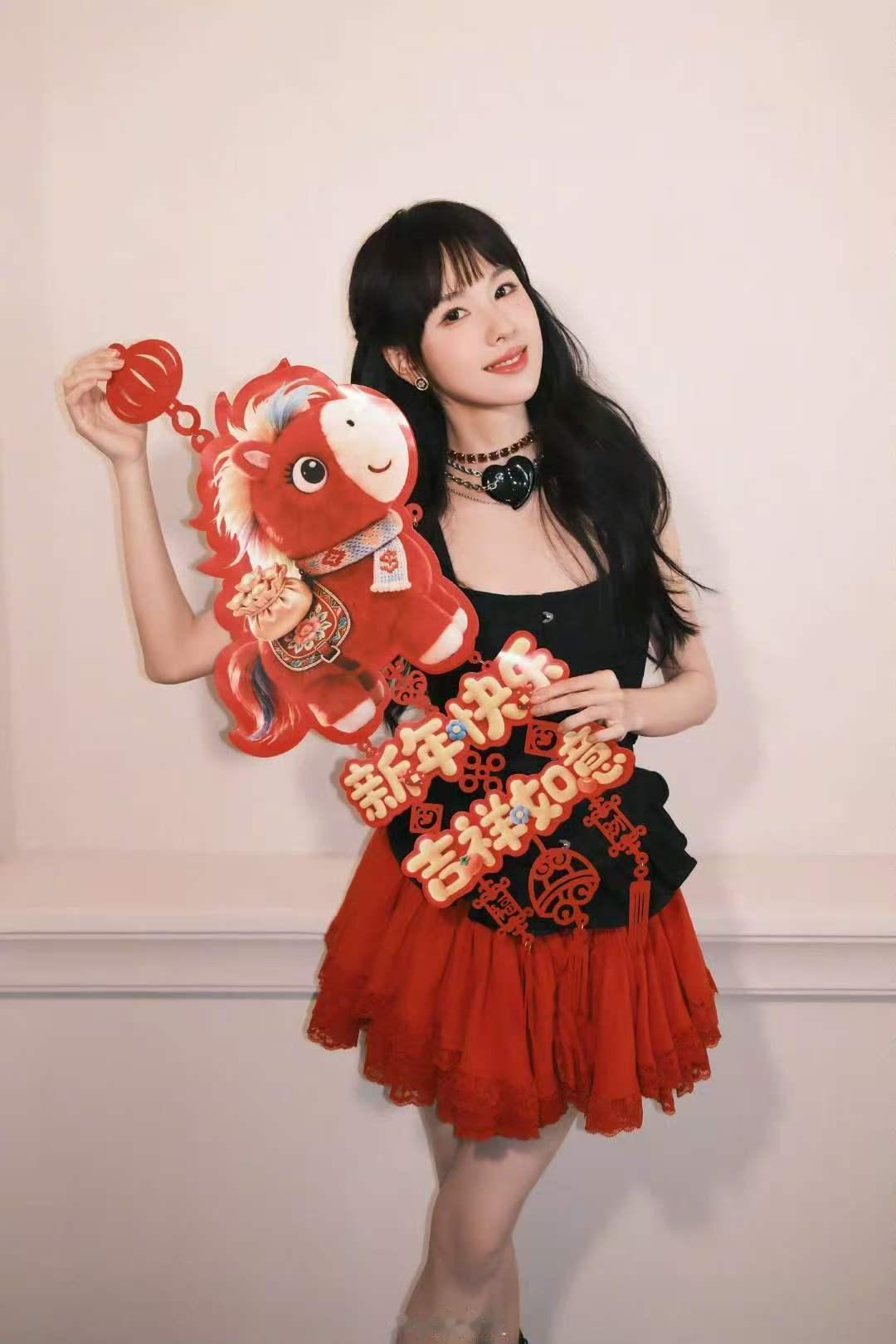 陈都灵今天是白幼薇来给大家拜年 陈都灵白幼薇拜年照 来拜年啦 